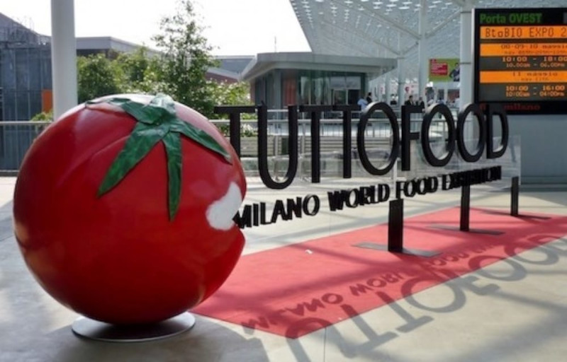 ingresso con pomodoro gigante della fiera Tutto Food di Milano