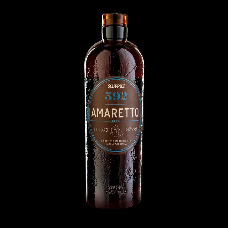 bottiglia di Amaretto 592 Scuppoz liquore a base di erbe e mandorle amare in Abruzzo